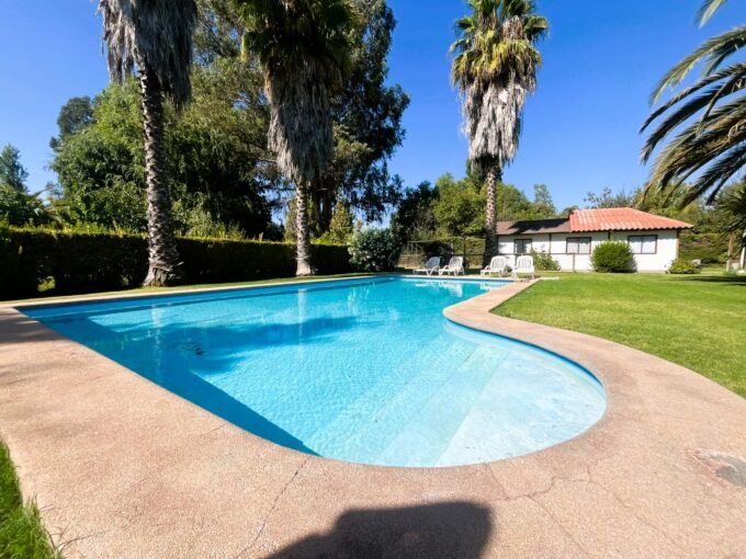 Se vende gran parcela en condominio de Buin, con preciosa casa, full mantención, UF 15.950